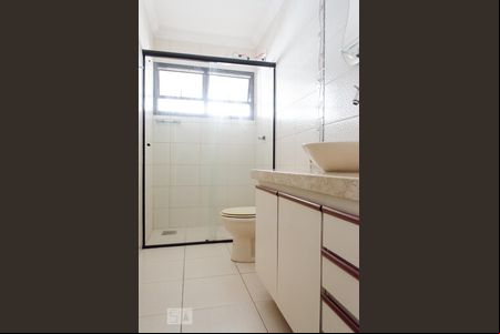 Banheiro social de apartamento para alugar com 3 quartos, 104m² em Centro, Campinas
