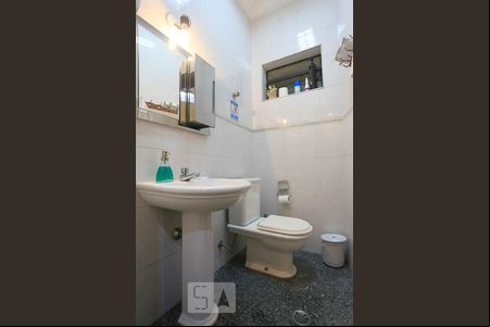 Banheiro de casa de condomínio para alugar com 4 quartos, 400m² em Alto de Pinheiros, São Paulo