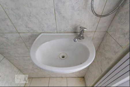 Banheiro de kitnet/studio para alugar com 1 quarto, 35m² em Curicica, Rio de Janeiro