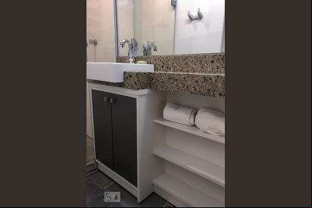 Banheiro de kitnet/studio para alugar com 1 quarto, 18m² em Centro Histórico, Porto Alegre