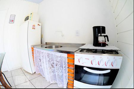 Cozinha de apartamento para alugar com 1 quarto, 32m² em Campeche, Florianópolis