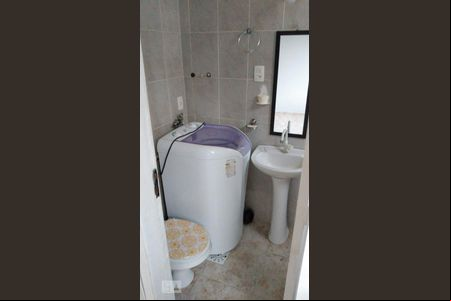 Banheiro de kitnet/studio para alugar com 1 quarto, 28m² em Laranjeiras, Rio de Janeiro