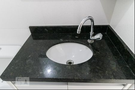 Banheiro de casa de condomínio para alugar com 1 quarto, 32m² em Vila Brasilio Machado, São Paulo