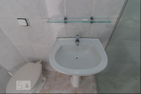 Banheiro de casa para alugar com 1 quarto, 80m² em Carandiru, São Paulo
