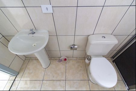 Banheiro de apartamento para alugar com 1 quarto, 45m² em Novo Mundo, Curitiba