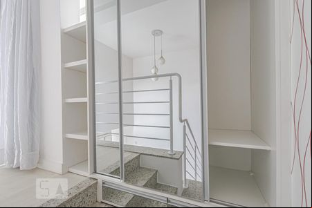 Escadas de apartamento para alugar com 1 quarto, 61m² em Ahú, Curitiba