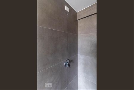 Banheiro de kitnet/studio à venda com 1 quarto, 35m² em Glória, Porto Alegre