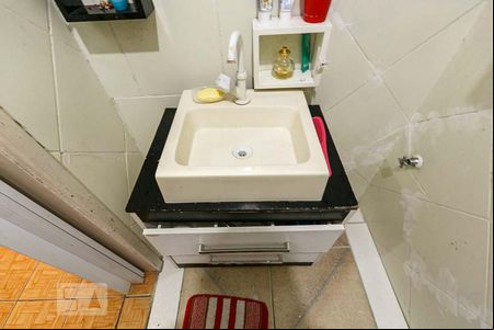 Banheiro de casa de condomínio para alugar com 2 quartos, 110m² em Cavalhada, Porto Alegre