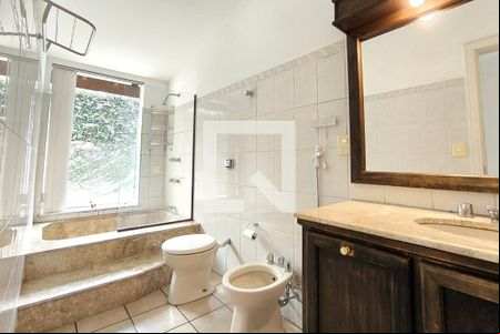 Banheiro da Suíte de casa de condomínio para alugar com 3 quartos, 237m² em Jardim Europa, Jundiaí