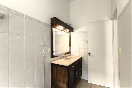 Banheiro da Suíte de casa de condomínio para alugar com 3 quartos, 237m² em Jardim Europa, Jundiaí