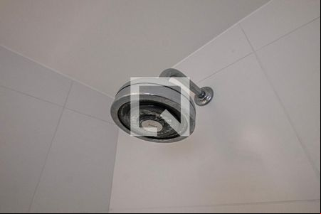 Banheiro de kitnet/studio para alugar com 1 quarto, 24m² em Pinheiros, São Paulo