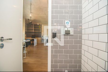 Banheiro de kitnet/studio à venda com 1 quarto, 25m² em Santa Cecília, Porto Alegre