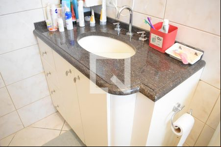 Banheiro da Suíte de casa de condomínio para alugar com 3 quartos, 120m² em Santa Cândida, Curitiba
