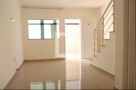 Sala de casa de condomínio para alugar com 2 quartos, 70m² em Vila Alpina, São Paulo