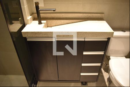Banheiro de kitnet/studio para alugar com 1 quarto, 17m² em Centro, Curitiba