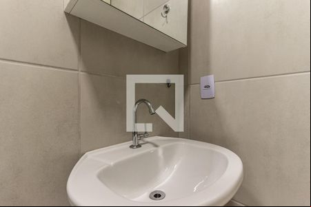 Banheiro de kitnet/studio para alugar com 1 quarto, 23m² em República, São Paulo