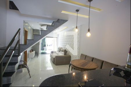 Sala de casa de condomínio à venda com 3 quartos, 200m² em Taquara, Rio de Janeiro