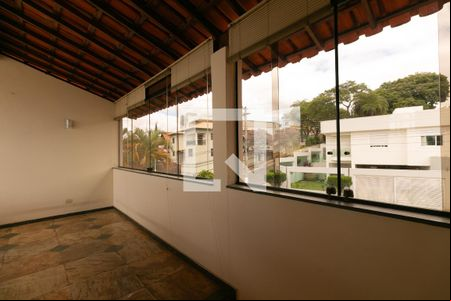 Varanda da Sala de TV de casa de condomínio para alugar com 5 quartos, 625m² em Planalto, Belo Horizonte