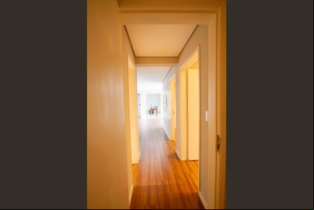 Corredor de apartamento para alugar com 3 quartos, 150m² em Cristo Rei, Curitiba