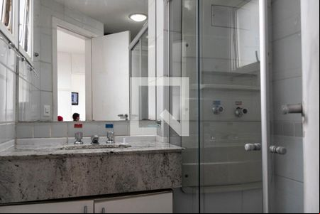 Banheiro de kitnet/studio para alugar com 1 quarto, 45m² em Estoril, Belo Horizonte