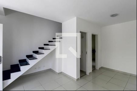 Sala de casa de condomínio para alugar com 2 quartos, 68m² em Vila Ema, São Paulo