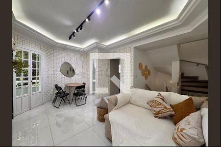 Sala de casa de condomínio à venda com 2 quartos, 100m² em Vila Luzita, Santo André