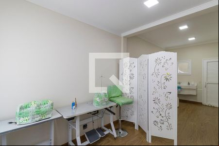 Sala de TV de casa de condomínio para alugar com 4 quartos, 300m² em Swiss Park, Campinas