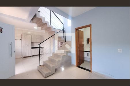 Sala de casa de condomínio para alugar com 2 quartos, 84m² em Vila Nogueira, Campinas