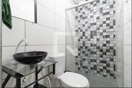 Banheiro social  de casa para alugar com 1 quarto, 35m² em Floramar, Belo Horizonte