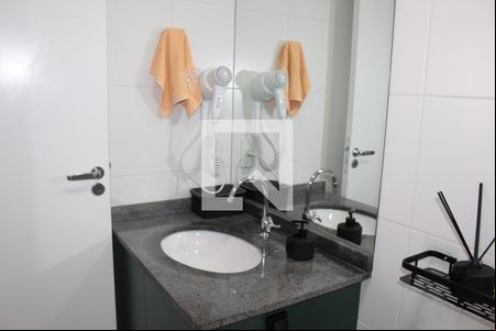 Banheiro de apartamento para alugar com 1 quarto, 28m² em República, São Paulo