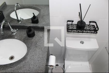 Banheiro de apartamento para alugar com 1 quarto, 28m² em República, São Paulo